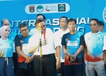 Evi Yandri Rajo Budiman, menghadiri kegiatan IMLF Jam Gadang Fun Run 2026 yang digelar di kawasan Pedestrian Jam Gadang, Bukittinggi, Minggu (7/6/2026)