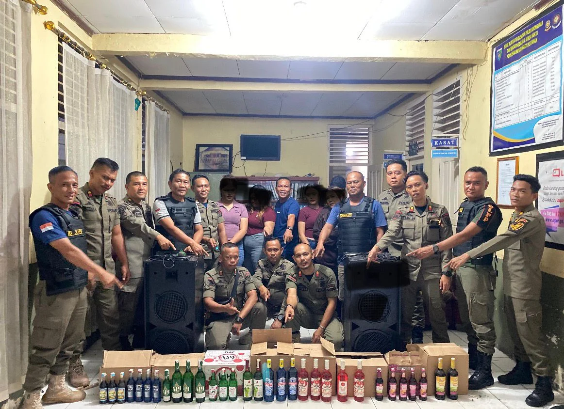 Puluhan Botol Miras Tanpa Izin Ditertibkan Satpol PP Pessel di Pasar Surantih