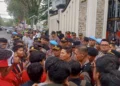 Massa GMNI Sumbar saat disambut Wakapolda Sumbar, Brigjen Pol Solihin, Senin (8/6/2026).