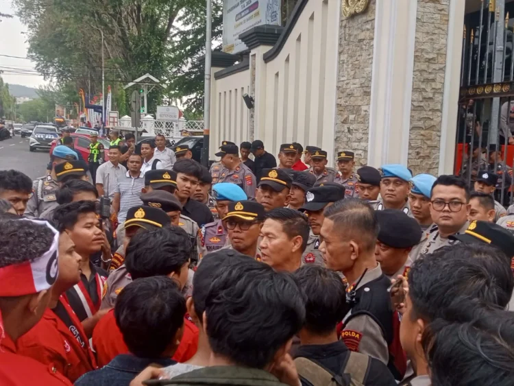 Massa GMNI Sumbar saat disambut Wakapolda Sumbar, Brigjen Pol Solihin, Senin (8/6/2026).
