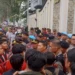 Massa GMNI Sumbar saat disambut Wakapolda Sumbar, Brigjen Pol Solihin, Senin (8/6/2026).
