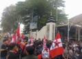 GMNI Sumbar gelar aksi soal PETi di Halaman Polda Sumbar, Senin (8/6/2026).