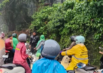 Sejumlah pengendara terjebak longsor di kawasan Bungus Padang, Minggun(14/6/2026), sore.