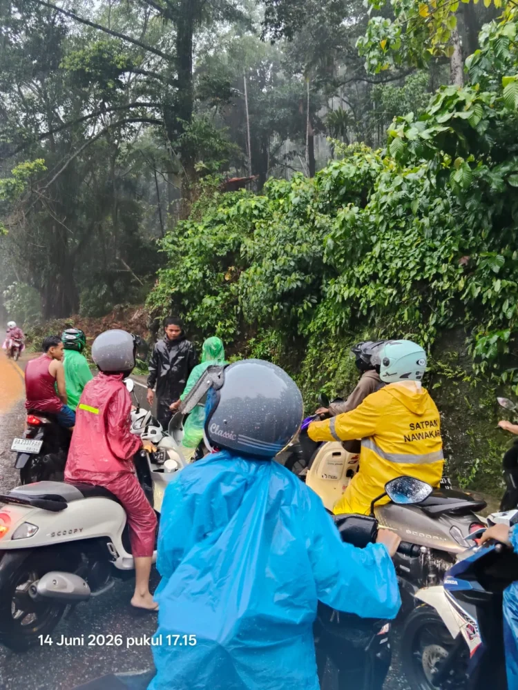 Sejumlah pengendara terjebak longsor di kawasan Bungus Padang, Minggun(14/6/2026), sore.