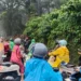 Sejumlah pengendara terjebak longsor di kawasan Bungus Padang, Minggun(14/6/2026), sore.