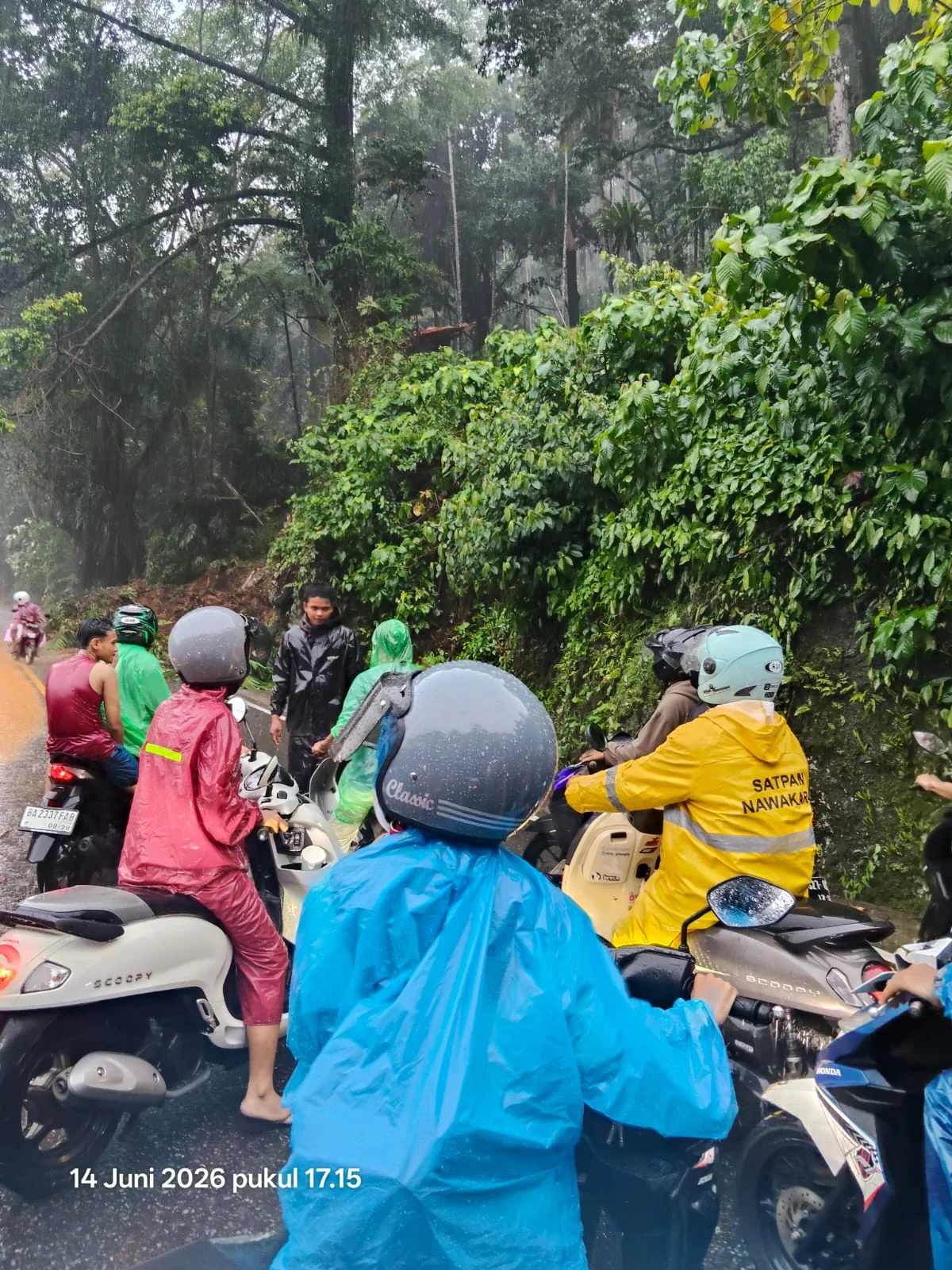 Longsor Putus Akses Padang-Painan di Bungus, Pikap dan Pondok Terseret Material.