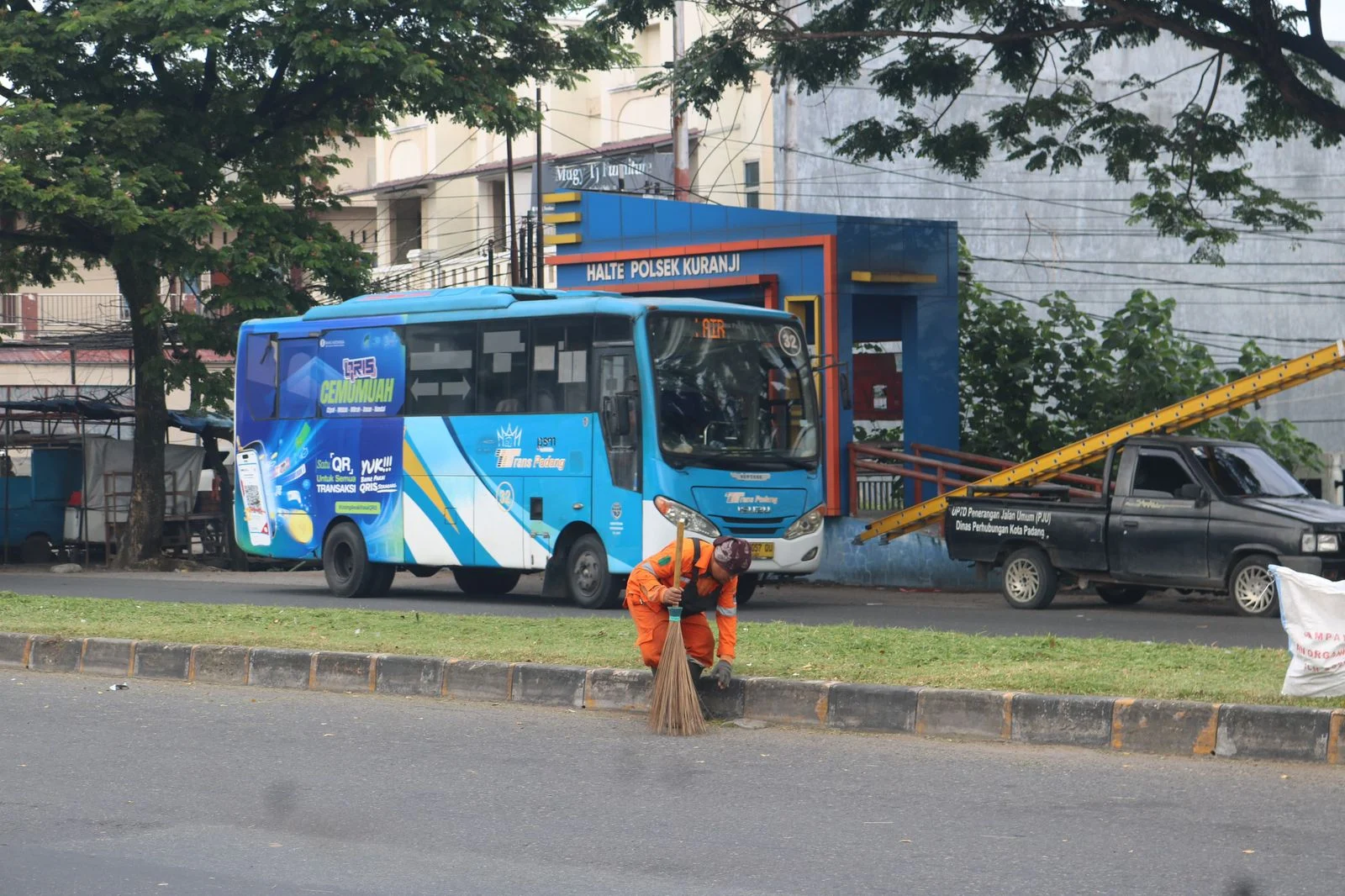 DLH Padang Tingkatkan Standar Penyapuan Jalan, Fokus Bersihkan Sampah hingga Genangan Air