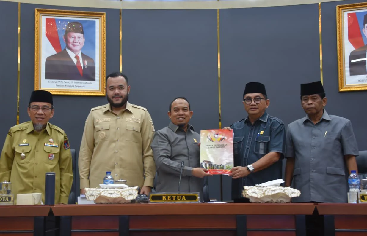 Fadly Amran Paparkan Perubahan KUA-PPAS 2026 di Paripurna DPRD Padang, Pendapatan Daerah Jadi Rp3,05 Triliun