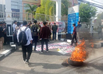 Kantor Kejati Sumbar Didemo Mahasiswa soal Dugaan Kasus Korupsi di Kampus III UIN IB Padang, Selasa (15/6/2026)