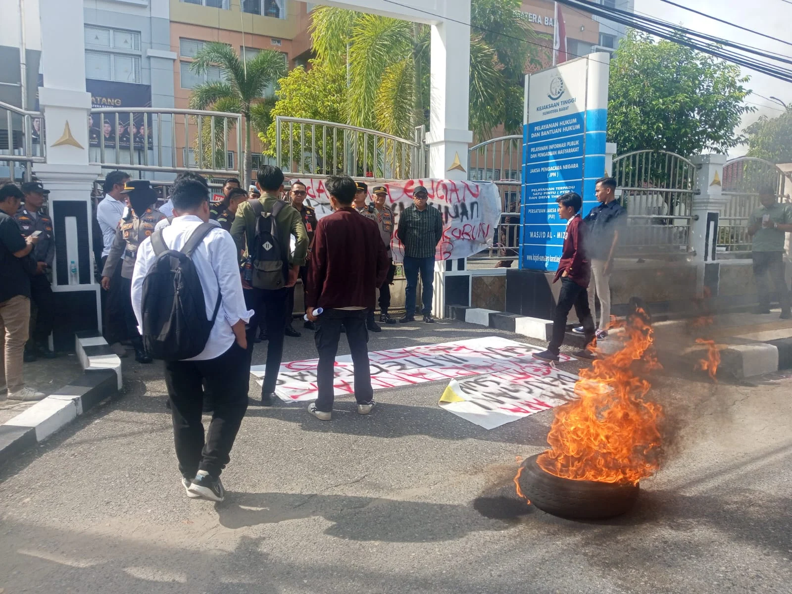 Diwarnai Bakar Ban, Mahasiswa Tagih Kejati Sumbar Terkait Penanganan Dugaan Korupsi Kampus III UIN IB Padang