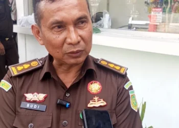 Kadi Penkum Kejati Sumbar, Budi Sastera saat diwawancara usi menerima mahasiswa demo, Senin (15/6/2026).