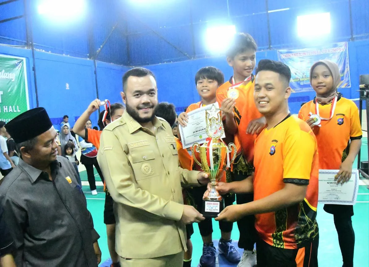 Fadly Amran Tegaskan Komitmen Pemko Padang Dukung Olahraga Prestasi di Penutupan Turnamen Bulutangkis Anak Nagari Cup I