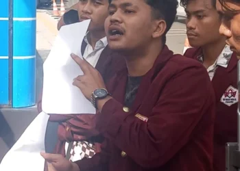 Barisan Mahasiswa UIN IB Padang saaf aksi di Kejati Sumbar, Senin (15/6/2026)