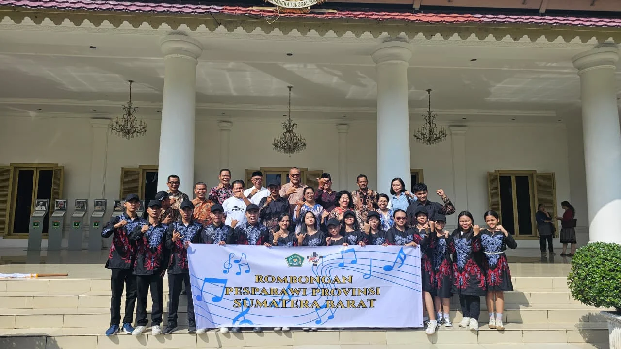 Sekdaprov Arry Yuswandi Lepas Keberangkatan Kontingen Sumbar Menuju Pesparawi Nasional XIV di Papua