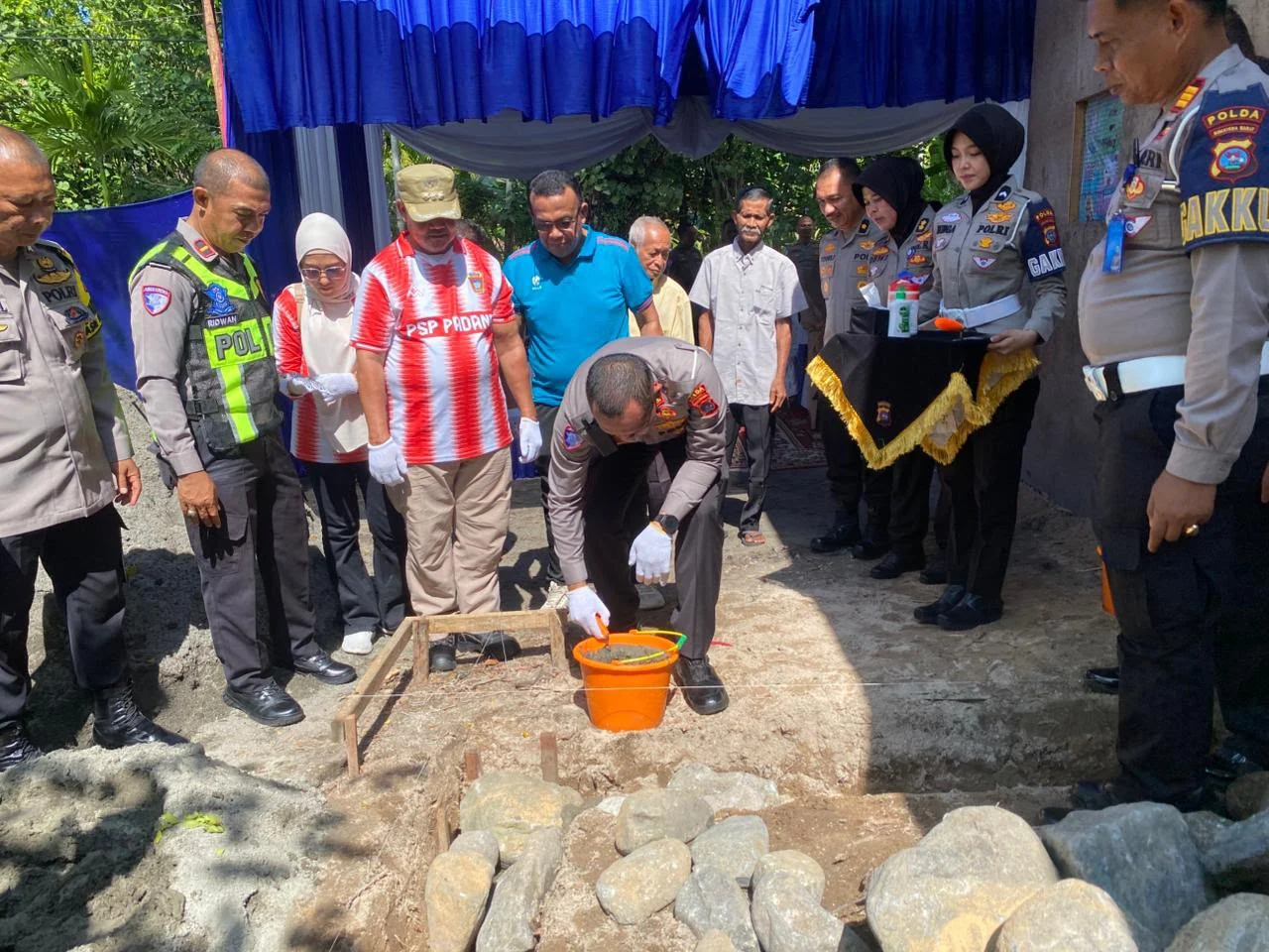 Sambut Hari Bhayangkara ke-80, Ditlantas Polda Sumbar Bedah Rumah Warga Pasie Nan Tigo Kota Padang