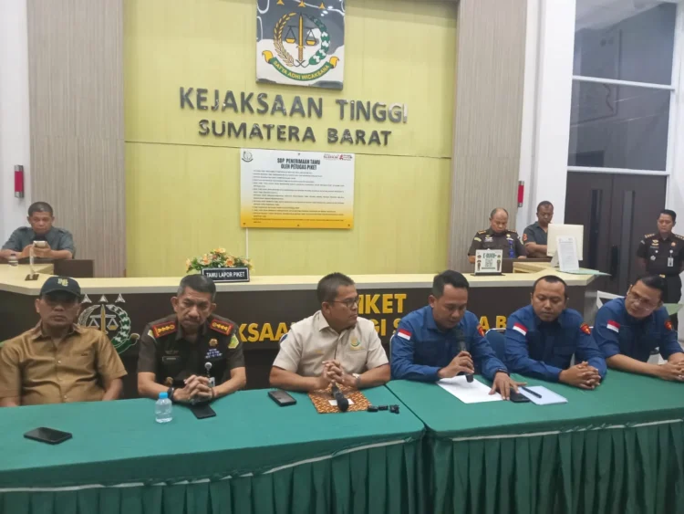 Press rilis penanganan kasus dugaan korupsi oleh Kejati Sumbar, Kamis (18/6/2026).