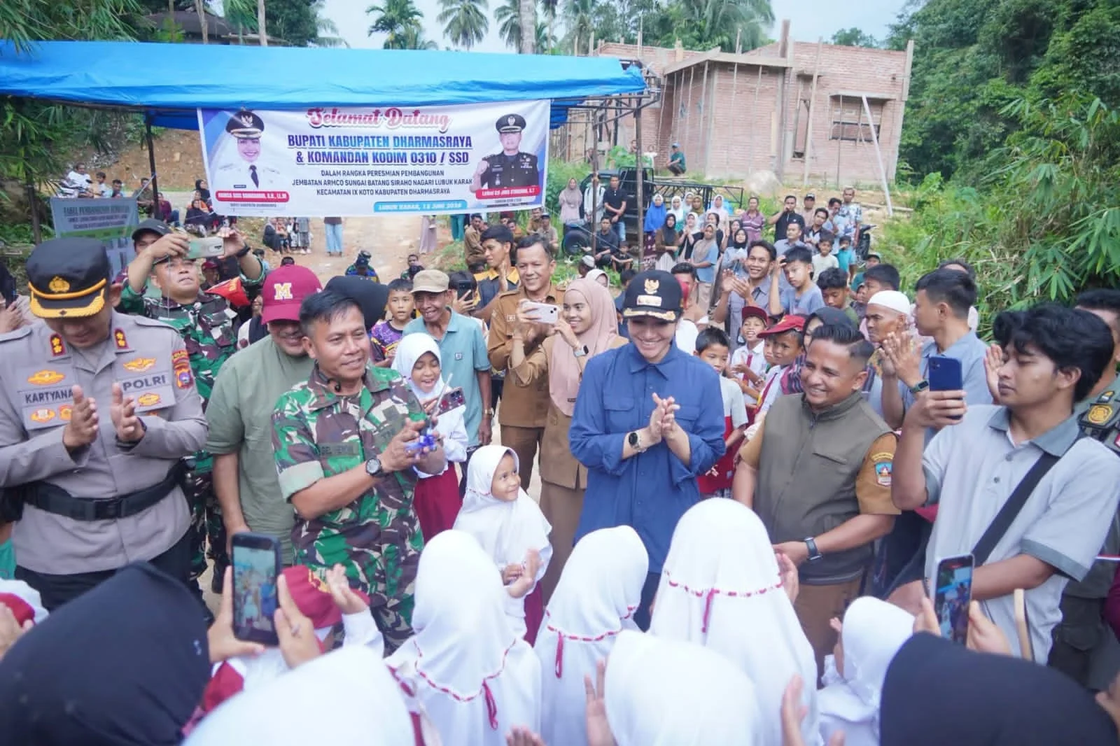 Bupati Annisa dan Dandim Resmikan Jembatan Aramco di Nagari Lubuk Karak
