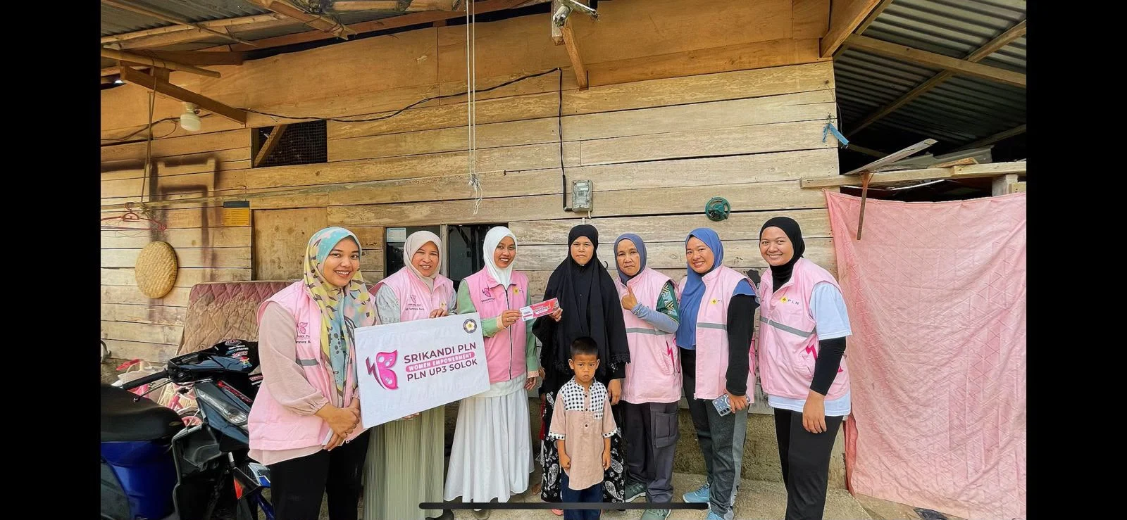 Srikandi PLN UP3 Solok Berikan Aksi Nyata, Hadirkan Senyum dan Harapan Baru bagi Ibu-Ibu Tangguh
