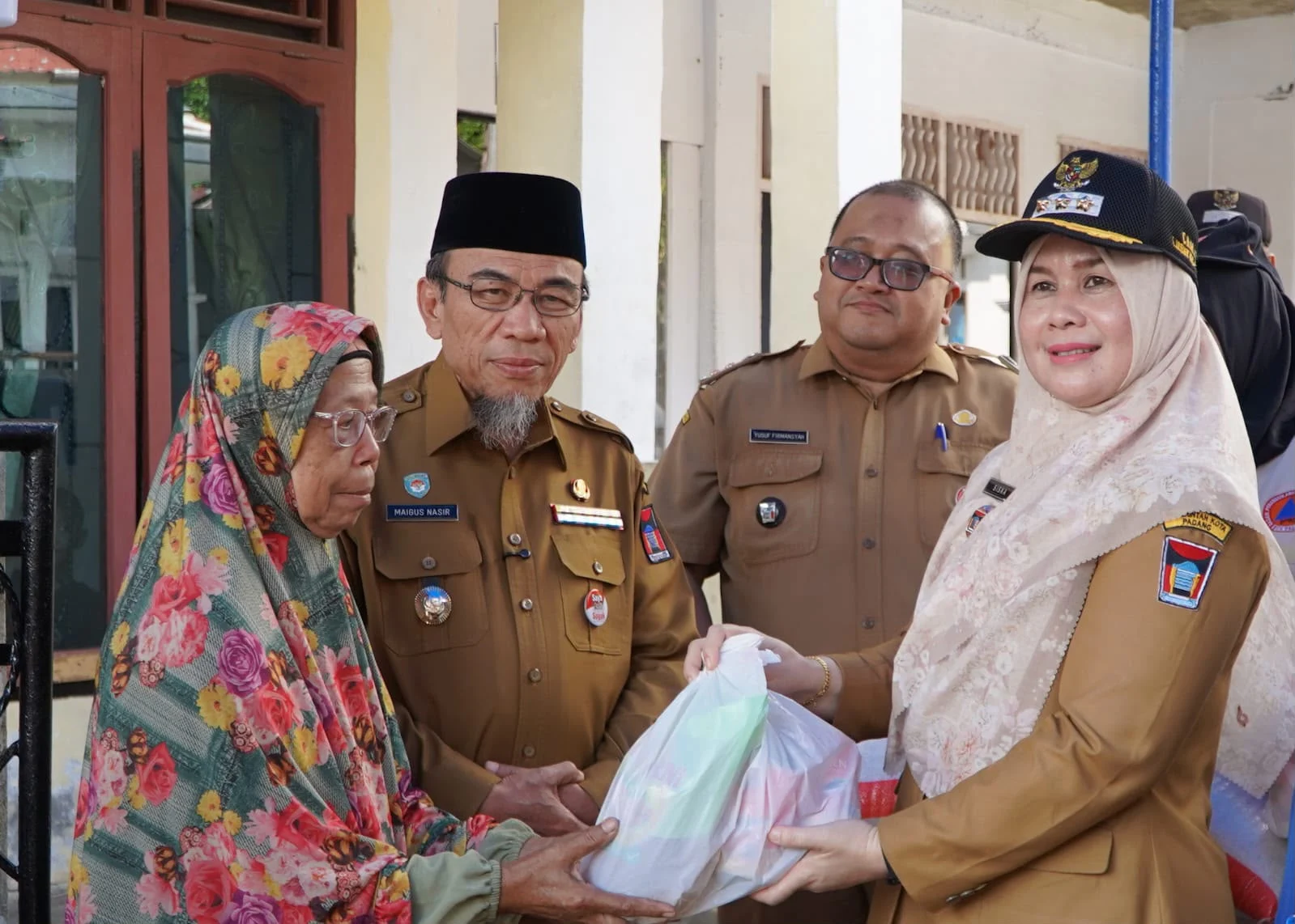 Wawako Padang Serahkan BSTT untuk Dua Keluarga Korban Kebakaran di Lubuk Kilangan