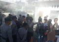 Mahasiswa UIN IB mencoba menerobos masuk ke halaman Kantor Kejari Padang, usai tidak ada respon dari Kajari, Kamis (25/6/2026).