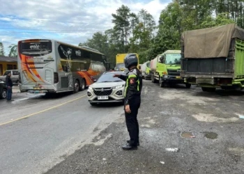 Pengaturan lalin dari arah Solok, Selasa (30/6/2026), pagi.