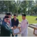 Ketua DPRD Sumbar, Muhidi saat menyerahkan plakat kepada Paskibraka usai upacara pancasila