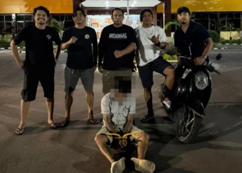 Tersangka saat diamankan polisi