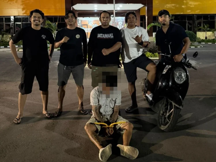 Tersangka saat diamankan polisi