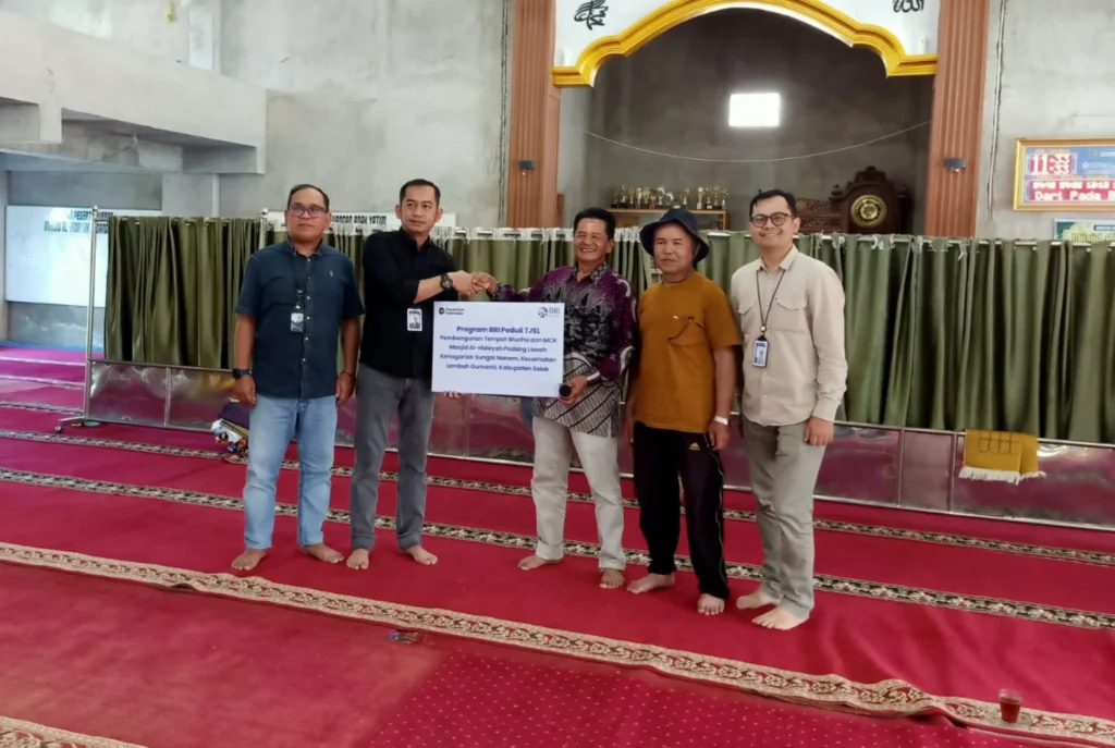 BRI Cabang Solok Serahkan Bantuan Pembangunan Tempat Wudhu Masjid di Sungai Nanam