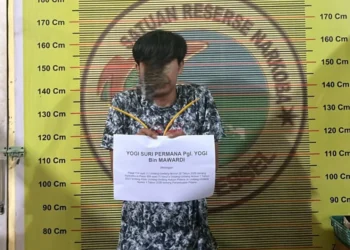Tersangka saat diamankan polisi, Senin (8/6/2026), dini hari