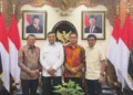 Teks foto: Dari kiri โ mantan Rektor UNP Prof. Ganefri, Menko Polkam Jenderal TNI (Purn.) Djamari Chaniago, Rektor UNP Prof. Krismadinata, dan alumnus UNP Khairul Jasmi, seusai pertemuan di Kantor Kemenko Polkam, Jakarta, Selasa (9/6).