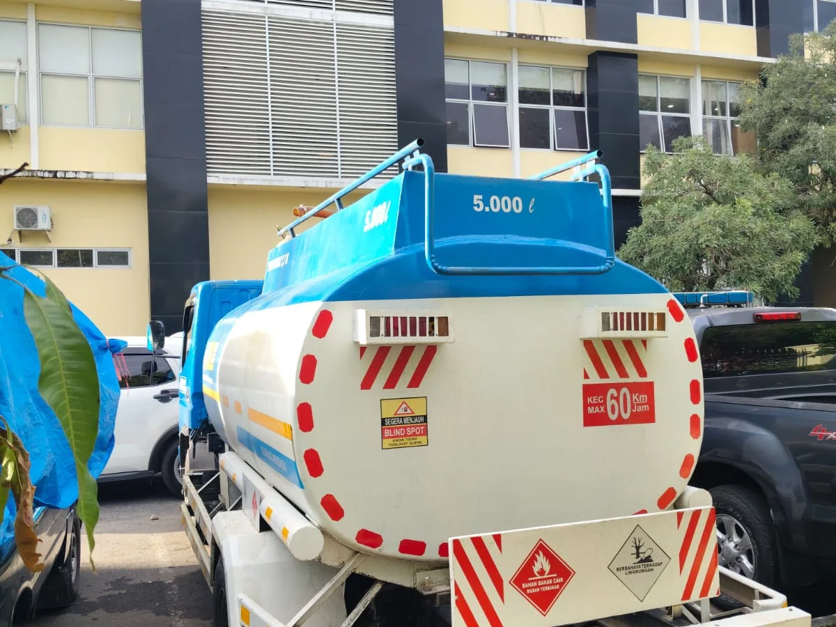 Polda Sumbar Sikat Mafia Solar Subsidi, Truk Tangki dan 72 Jeriken Diamankan di Padang dan Pessel