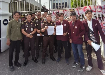Barisan Mahasiswa UIN IB Padang melawan usai demo di Kajati Sumbar, Senin ) 15/6/2026).