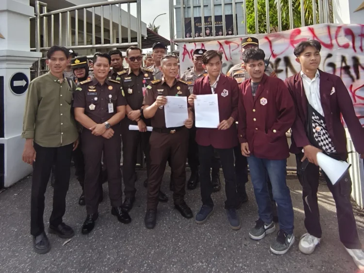 Barisan Mahasiswa UIN IB Padang melawan usai demo di Kajati Sumbar, Senin ) 15/6/2026).