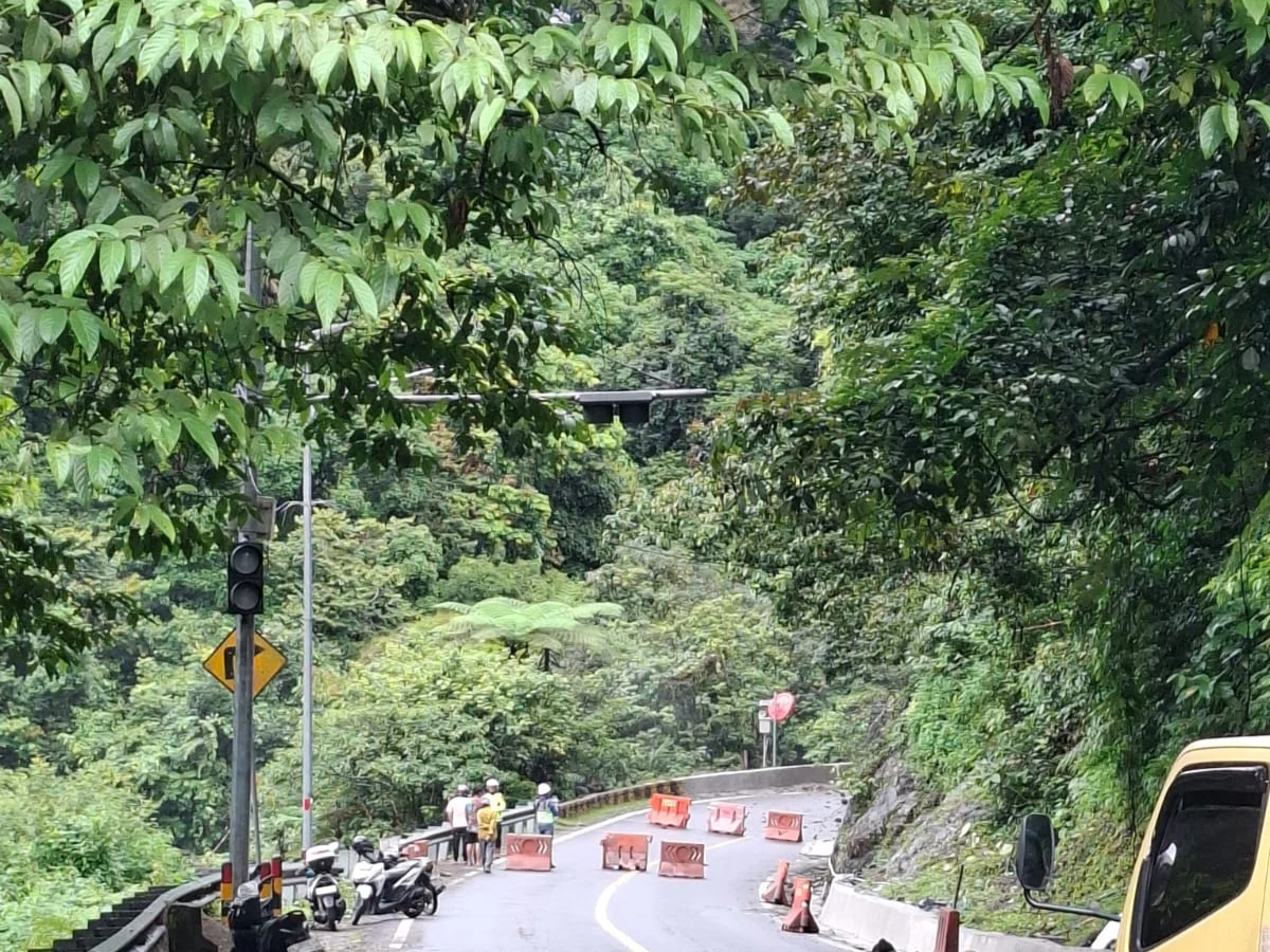 Longsor Besar Tutupi Jalan Lembah Anai, Akses Padang-Padang Panjang Lumpuh Total