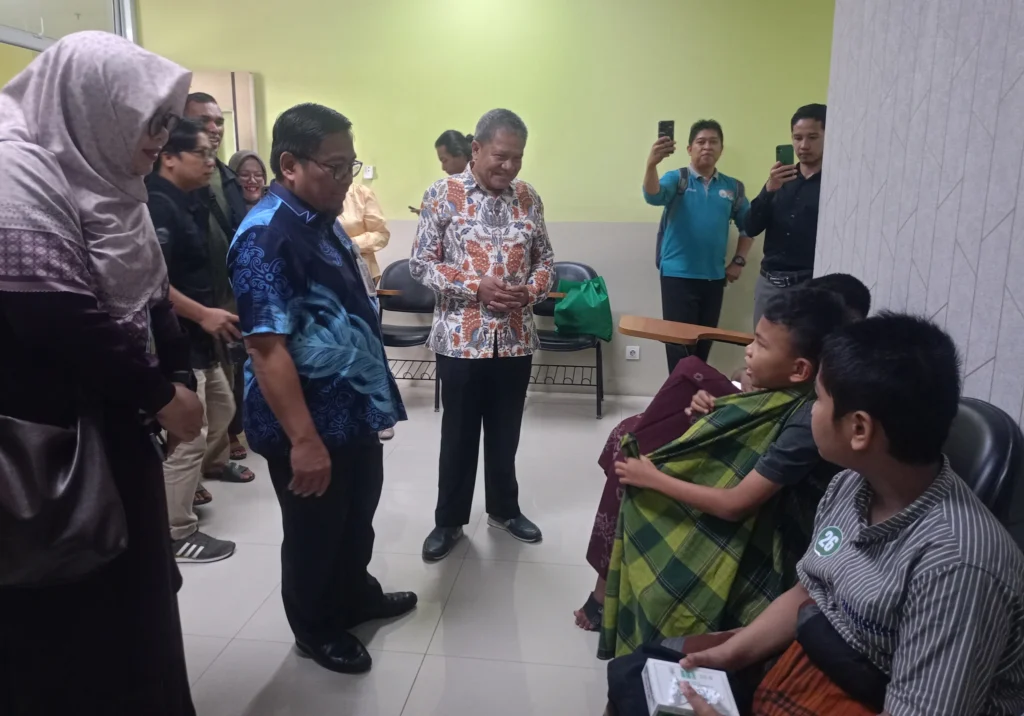 RS Unand Bersama LAZ Alumni FK Unand Khitan Massal Gratis Anak-anak Penyintas Banjir