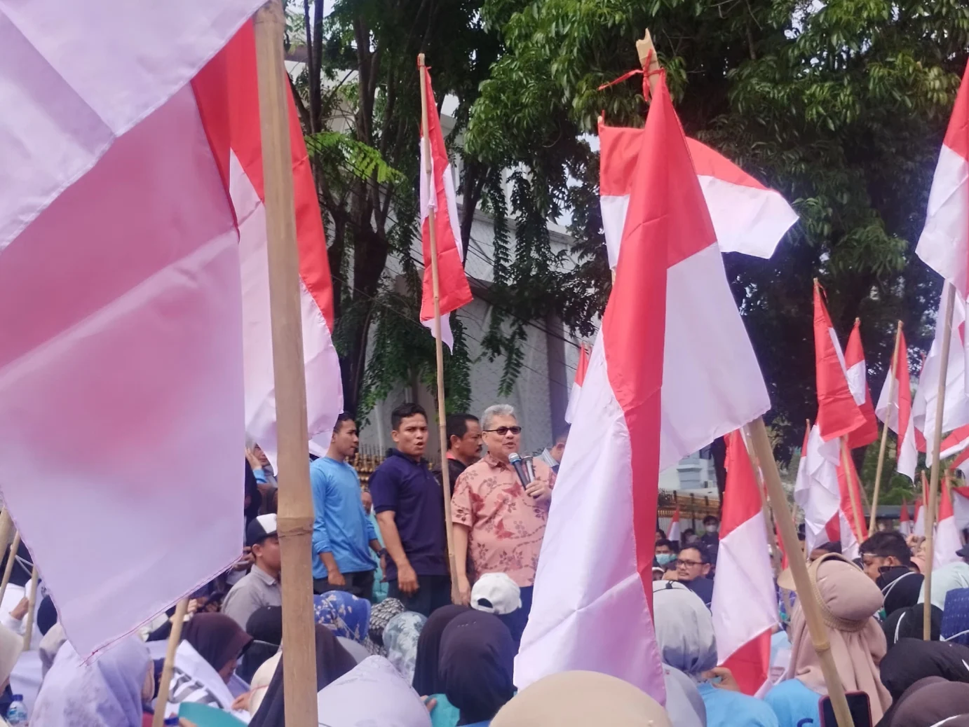 Massa Relawan MBG Datangi DPRD Sumbar, Minta Program Tetap Berjalan