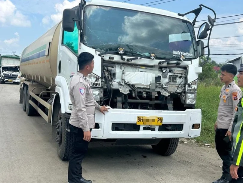 Truk Tangki dan Dua Dump Truck Terlibat Kecelakaan Beruntun di Dharmasraya