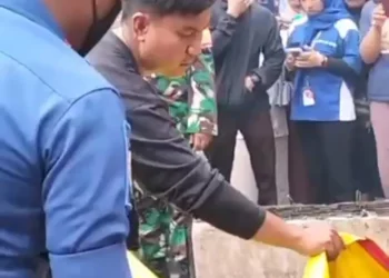 Korban saat dievakuasi petugas, Senin (29/6/2026).