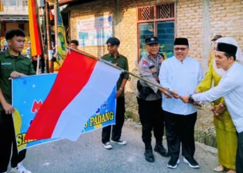 Muhidi, melepas pawai Katam Al-Qur’an perdana yang digelar TPQ-TQA Masjid Al Huda, Kelurahan Jati I, Kota Padang, Minggu (7/6/2026).