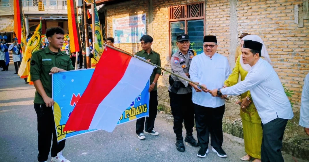 Muhidi, melepas pawai Katam Al-Qurβan perdana yang digelar TPQ-TQA Masjid Al Huda, Kelurahan Jati I, Kota Padang, Minggu (7/6/2026).
