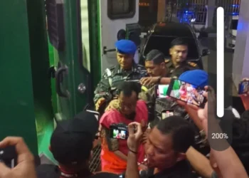 Anggota DPRD Sumbar Benni Saswin Nasrun Resmi Resmi saat tiba di Kejati Sumbar, Kamis (18/6/2026), malam