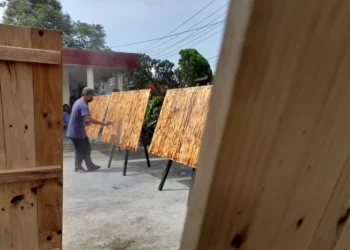 Zul sedang mengerjakan papan ucapan