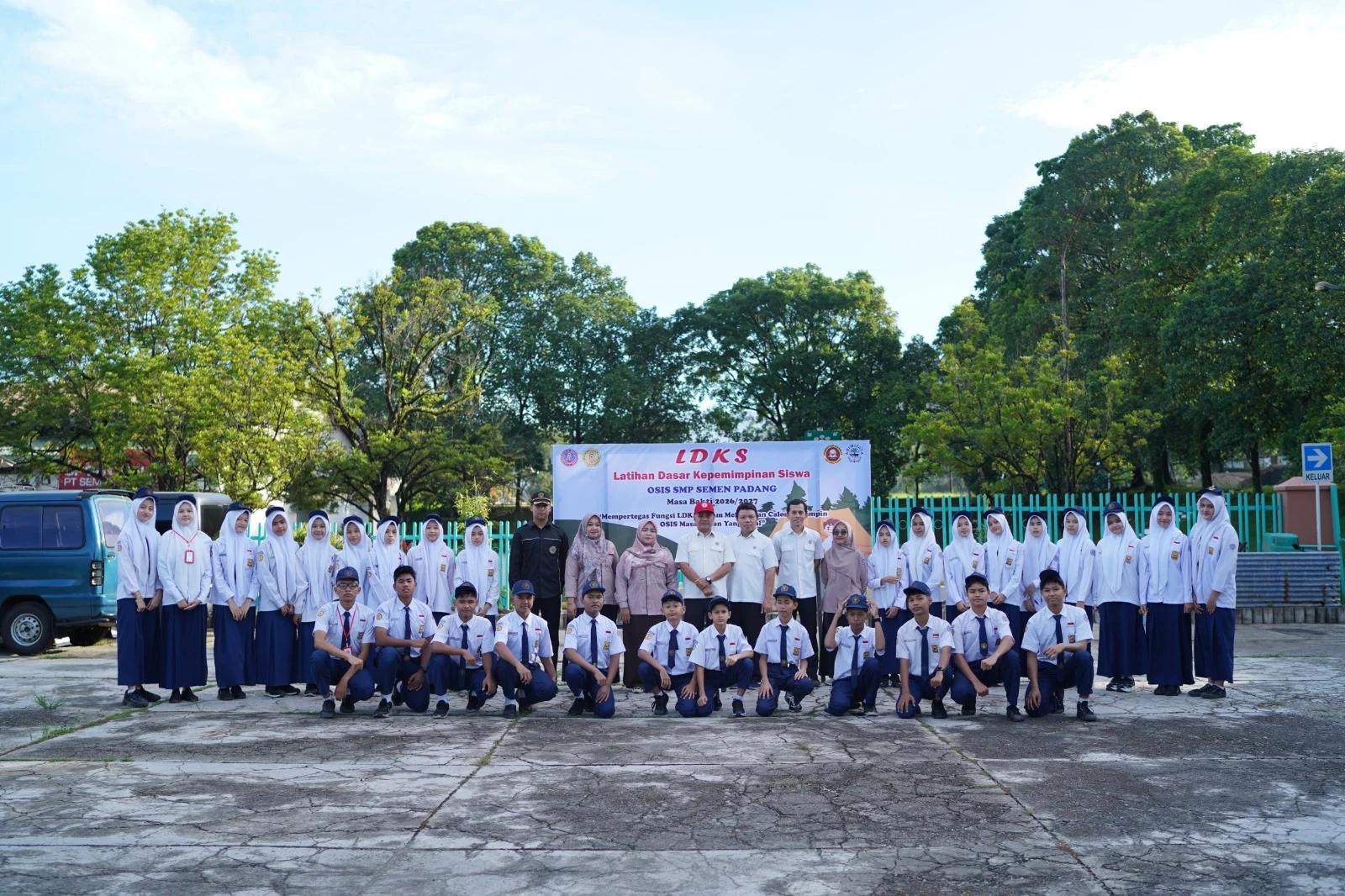 Bentuk Pemimpin Masa Depan, OSIS SMP Semen Padang Gelar LDKS Bersama Polri dan Alumni