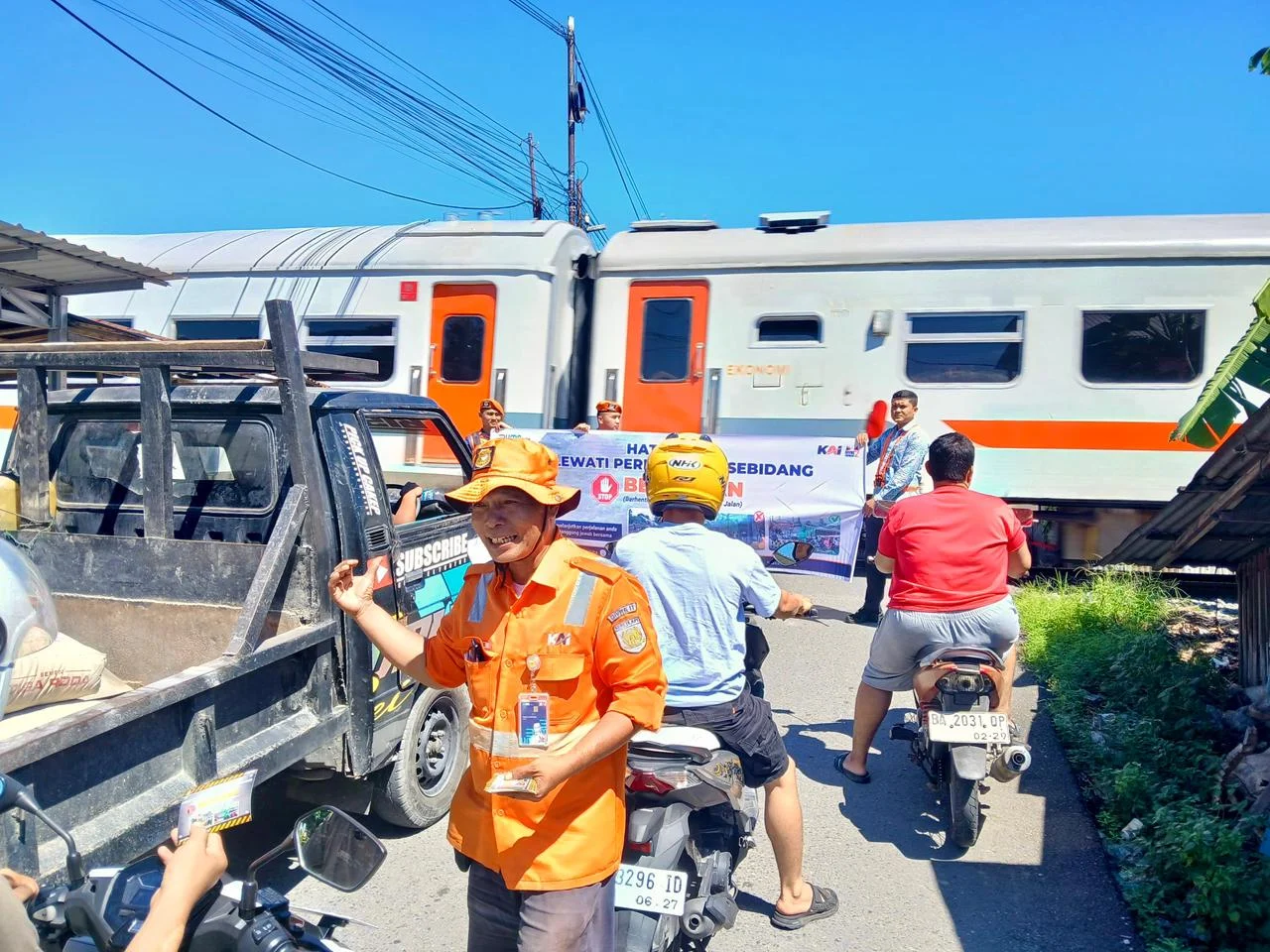 Antisipasi Risiko Kecelakaan, KAI Divre II Sumbar Pasang Spanduk Imbauan dan Sosialisasi Keselamatan di Perlintasan Sebidang