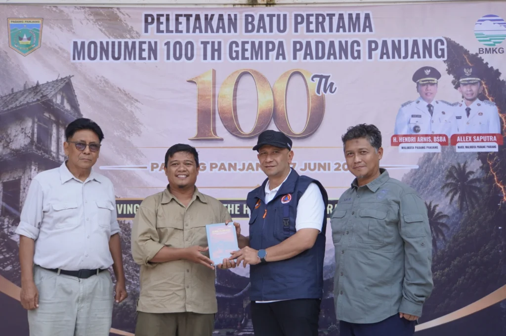 Mengenang Seabad Gempa Dahsyat Padang Panjang, Yose Hendra Luncurkan Buku Gempa Tujuh Hari