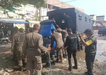 Satpol PP Bersihkan Lapak PKL dari Badan Jalan, Minggu (28/6/2026)