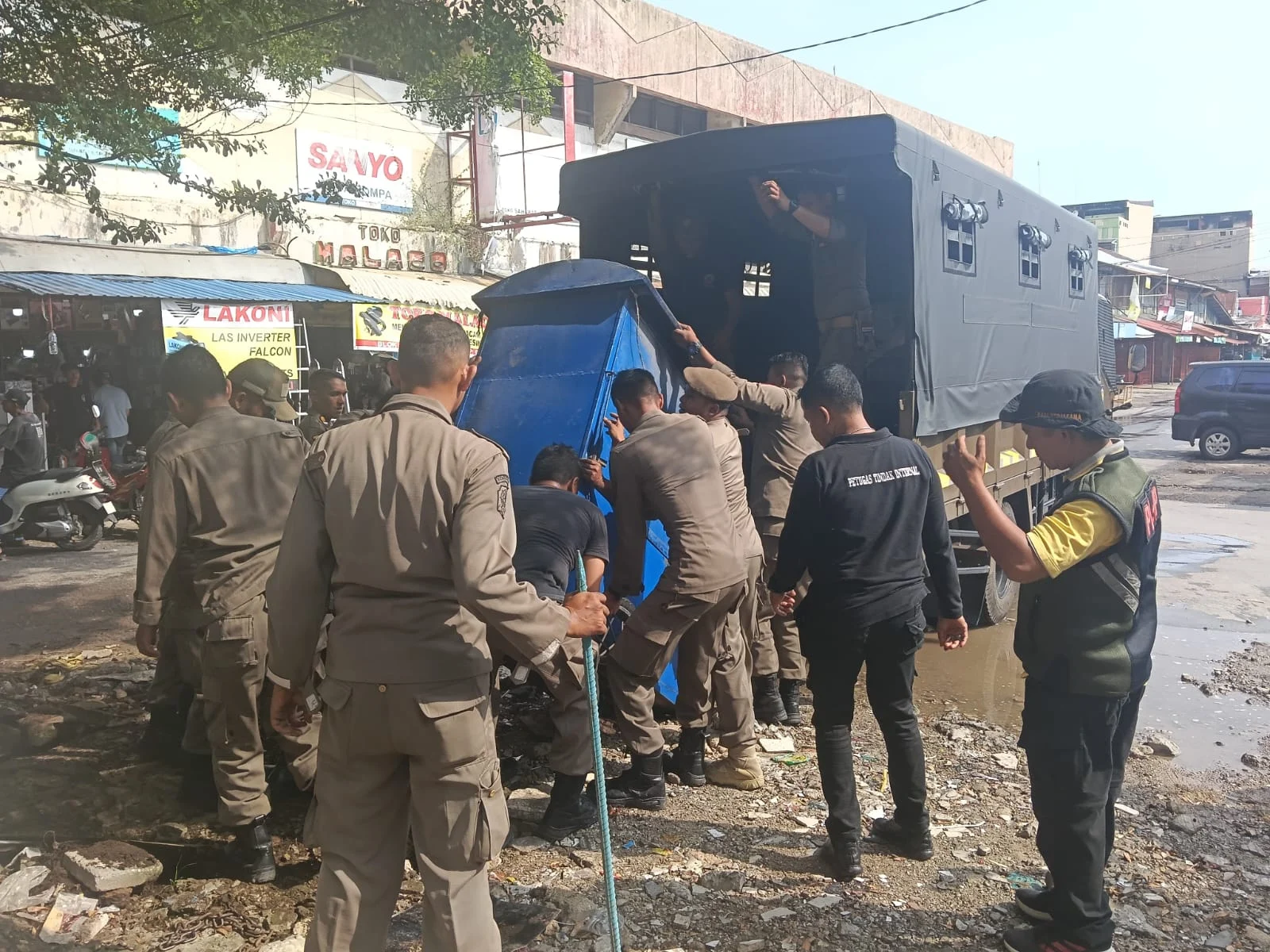 Revitalisasi Pasar Raya Berjalan, Satpol PP Bersihkan Lapak PKL dari Badan Jalan