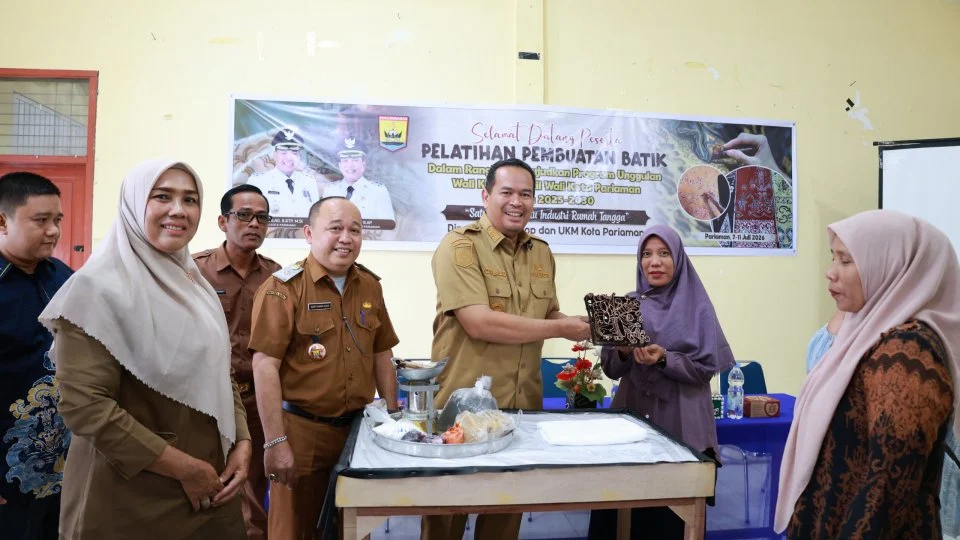 20 Orang Pengrajin Dilatih Dinas Perindustian, Perdagangan, Koperasi dan UKM Pariaman Membuat Batik Cap