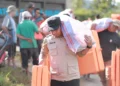 Tak hanya duduk di meja, Wali Kota Solok, Dr. Ramadhani Kirana Putra turun tangan langsung distribusikan bantuan pasca bencana.(Ist)